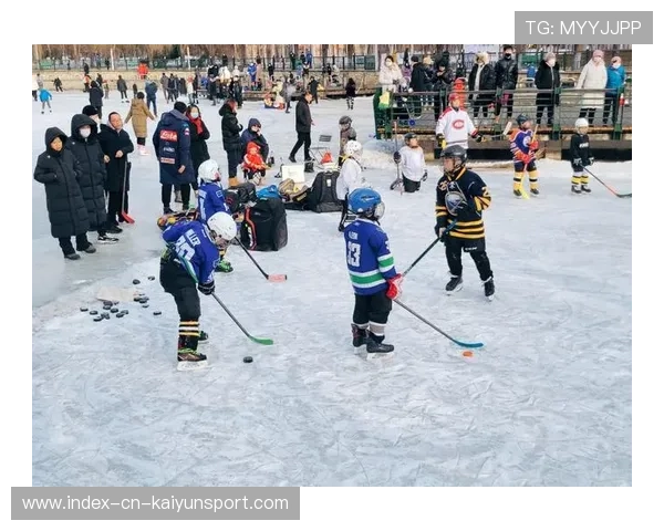 冰球少年边滑边跳霹雳舞
